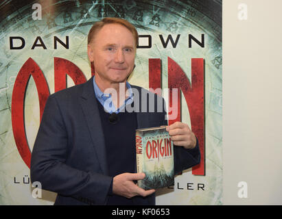 Frankfurt, Deutschland. Oktober 2017. Dan Brown (* 1964) präsentiert sein neuestes Buch Origin, den neuesten Teil der Robert Langdon Buchreihe in einer Presse Stockfoto