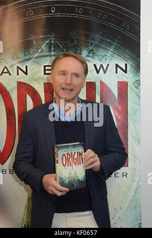 Frankfurt, Deutschland. Oktober 2017. Dan Brown (* 1964) präsentiert sein neuestes Buch Origin, den neuesten Teil der Robert Langdon Buchreihe in einer Presse Stockfoto