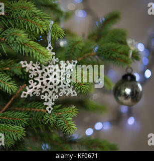 Antik Silber Flitter, Schneeflocke auf dem echten Weihnachtsbaum Stockfoto