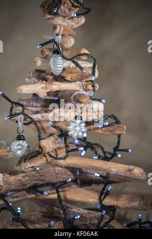 Handgefertigte Treibholz Weihnachtsbaum mit Kugeln und Lichtern dekoriert Stockfoto