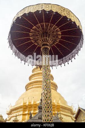 Besuch des Wat haripoonchai Tempel in Lamphun Stockfoto