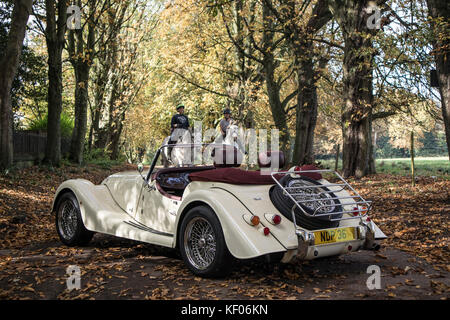 Eine creme Morgan Sports Car fotografiert im Herbst, im Cragg Holz, Rawdon, Yorkshire Stockfoto