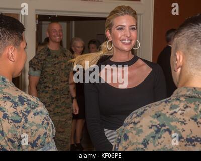 Der Berater des US-Präsidenten Ivanka Trump spricht mit US-Soldaten während der Veranstaltung „Hiring Our Heroes Military Ehefrau Program“ im Camp Lejeune Marston Pavilion am 3. Oktober 2017 in Jacksonville, North Carolina. Stockfoto