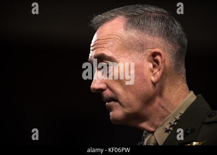 Joseph Dunford, Vorsitzender der US-Generalstabschefs, sagte vor dem Senat Armed Services Committee während einer Anhörung über die Situation in Afghanistan auf dem Capitol Hill vom 3. Oktober 2017 in Washington, DC, aus. Stockfoto