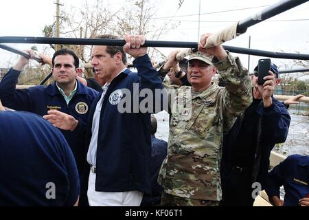 Puerto-ricanischer Gouverneur Ricardo Rossello Nevares (links), New Yorker Gouverneur Andrew Cuomo und Puerto-ricanischer Adjutant General Isabelo Rivera besuchen die überfluteten Gemeinden Condado und Isla Verde nach dem Hurrikan Maria vom 27. September 2017 in San Juan, Puerto Rico. Stockfoto