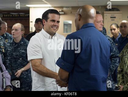 Puerto Rican Gouverneur ricardo Rossello nevarez (links) begrüßt US Surgeon General jerome Adams an Bord der U.S. Navy mercy-Klasse Hospital Ship USNS Comfort während der Katastrophenhilfe in der Nachmahd des Hurrikans Maria am 4. Oktober 2017 in San Juan, Puerto Rico. Stockfoto