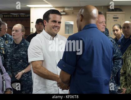 Puerto-ricanischer Gouverneur Ricardo Rossello Nevarez (links) begrüßt US-Chirurgen Jerome Adams an Bord des Krankenhausschiffs USNS Comfort der US Navy Mercy während der Katastrophenhilfe nach dem Hurrikan Maria 4. Oktober 2017 in San Juan, Puerto Rico. Stockfoto