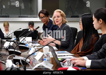 Us-öffentlichen Angelegenheiten Staatssekretär, Assistant susan Stevenson (zweiter von links) spricht mit der amerikanischen Gesellschaft der Nachrichten Herausgeber des US-Außenministeriums, Oktober 11, 2017 in Washington, DC. Stockfoto