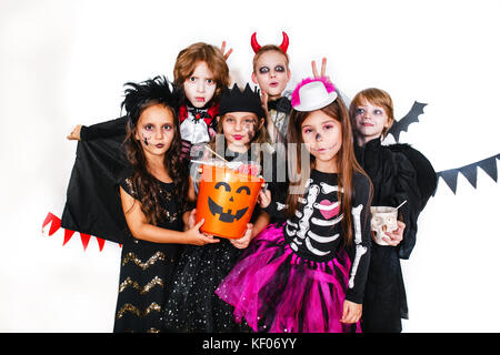 Halloween Party. lustige Kinder im Karneval Kostüme mit Kürbis Stockfoto