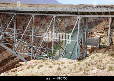 Die Navajo-Brücke überquert den Colorado River im Marble Canyon, AZ Stockfoto