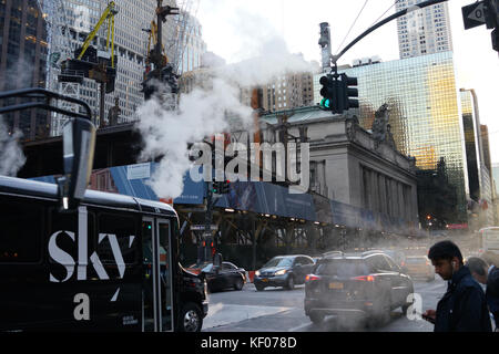 New York City am frühen morgen rush hour - eine Vanderbilt Entwicklung im Hintergrund Stockfoto