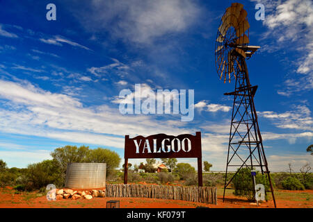 Stahl Stadt name, Windmühle und Wassertank auf der Straße, die in yalgoo County im US-Bundesstaat Western Australia wa verrostet Stockfoto