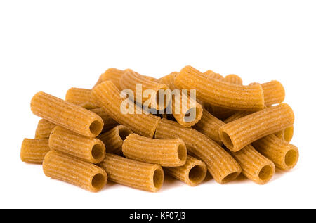 Rustikale rigatoni Nudeln auf weißem Hintergrund Stockfoto