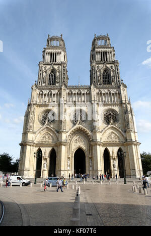 Kathedrale Sainte-Croix, römisch-katholische Kathedrale in Semoy (Loiret, Centre, Val de Loire, Frankreich). Stockfoto