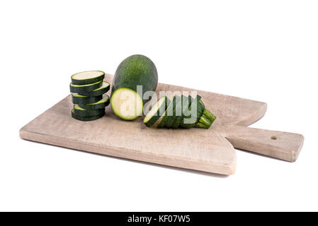 In Scheiben geschnittene Zucchini auf einem Holz Schneidebrett Stockfoto