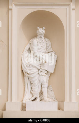 Vilnius, Litauen. Close View Of Statue An Der Fassade Der Basilika Saint Stanislaus Und Saint Ladislaus. Stockfoto