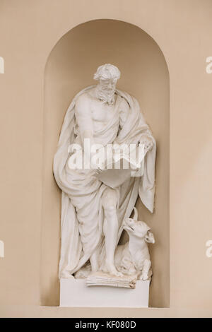 Vilnius, Litauen. Close View Of Statue An Der Fassade Der Basilika Saint Stanislaus Und Saint Ladislaus. Stockfoto