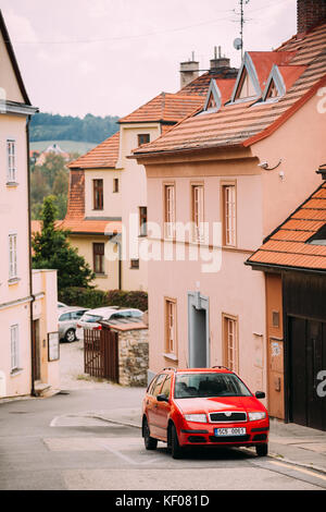 Cesky Krumlov, Tschechische Republik - 25. September 2017: Rote Farbe Skoda Fabia Parkplatz An Der Straße In Wohngegend. Stockfoto