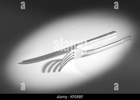 Messer und Gabel wirft einen Schatten. Stockfoto