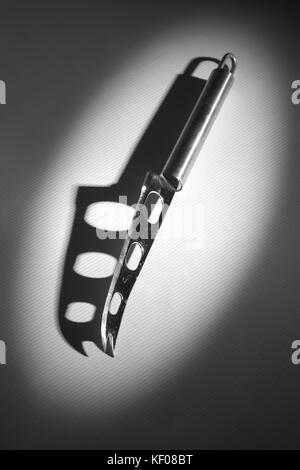 Käse Messer wirft einen Schatten. Stockfoto