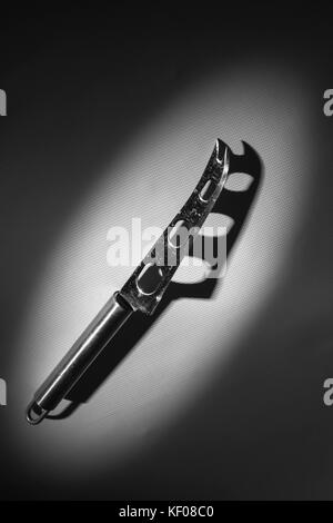 Käse Messer wirft einen Schatten. Stockfoto