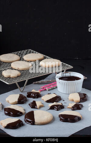 Cookies mit geschmolzener Schokolade Stockfoto