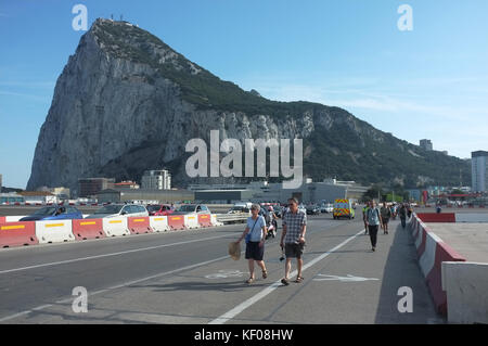 Winston Churchill Avenue, durchquert die Landebahn, Gibraltar, September 2017 Stockfoto