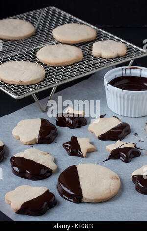 Cookies mit geschmolzener Schokolade Stockfoto
