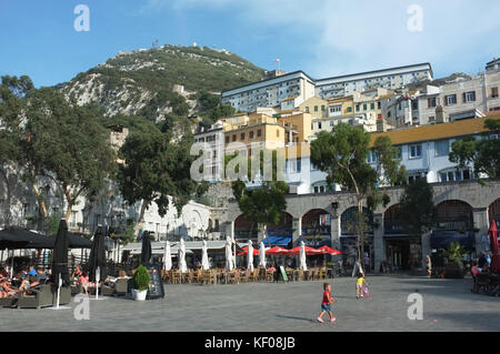 Grand Casemates Square, nach Nordosten in Richtung Rock, Gibraltar, September 2017 Stockfoto