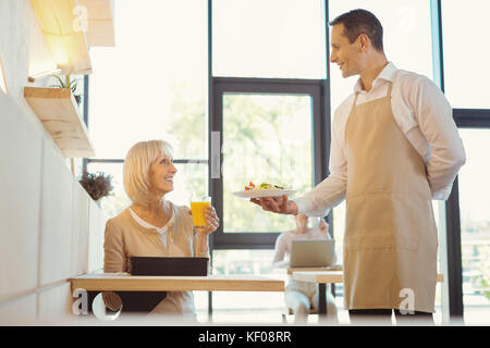 Positive netten Kellner, Salat Stockfoto