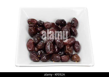 Oliven in Schale auf weißem Hintergrund Stockfoto