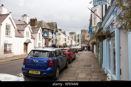 Conwy Stadt High Street Scene, Schloss im Hintergrund Stockfoto