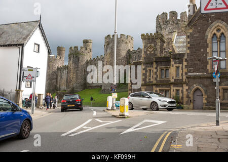 Conwy Stadt High Street Scene, Schloss im Hintergrund Stockfoto