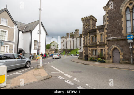 Conwy Stadt High Street Scene, Schloss im Hintergrund Stockfoto