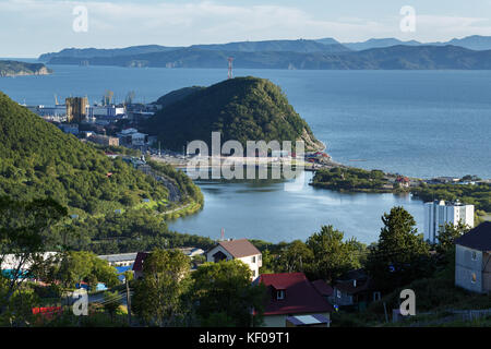 Kamtschatka Stadt Landschaft: Blick über den zentralen Teil von petropavlovsk-kamchatsky Stadt, Avachinskaya Bucht (avacha Bay) und den Pazifischen Ozean. russischen Fernen Osten Stockfoto