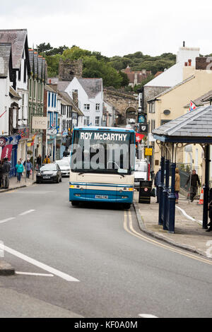 Conwy Stadt High Street Szene mit Bus Stockfoto