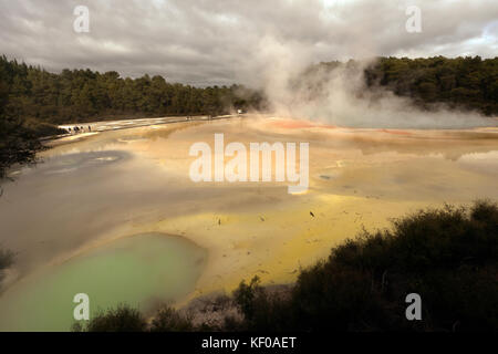 Der Champagner Pool und Artist's Palette, waiotapu geothermische Gebiet im Norden der Insel von Neuseeland Stockfoto