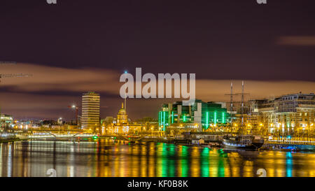 Dublin, Irland, Nachtansicht des Custom House, Jean Johnston Tall Ship, Sean O'Casey Brücke über den Fluss Liffey und die Turmspitze. Stockfoto