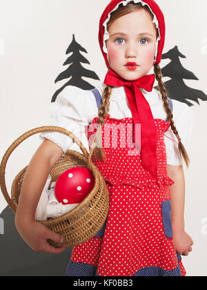 Portrait von kleinen Mädchen als Rotkäppchen verkleidet Stockfoto