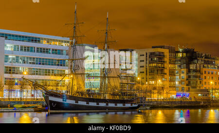 Dublin, Republik Irland, Nachtansicht der Großsegler und Fluss Liffey Stockfoto