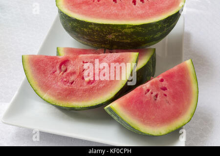 Frisch kleine Wassermelone Schnitt auf ein Fach. Stockfoto