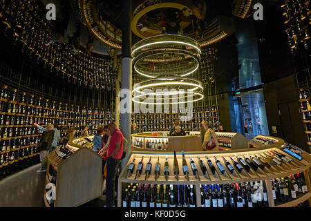 Innenansicht der Wein Shop im La Cité du Vin, Bordeaux, Frankreich Stockfoto