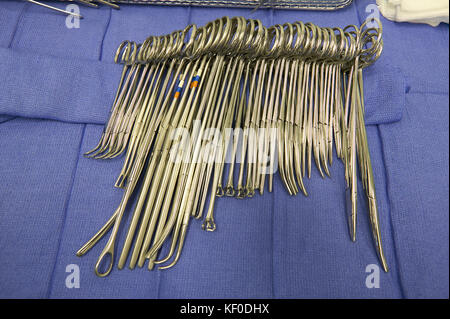 Eine Nahaufnahme eines Chirurgen nähen Werkzeuge, Ausrüstung und Edelstahl Schere. Stockfoto