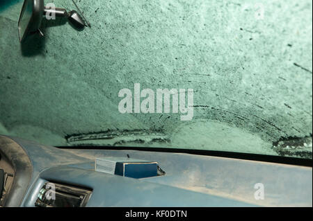 Der Innenraum der Windschutzscheibe und der Konsole eines stark im Fahrzeug geschneit. Stockfoto