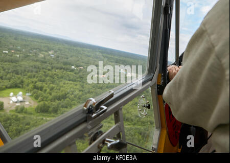 In der breiten Ansicht eines natürlichen Wald Landschaft und kleine Städte mit Laub aus dem Inneren eines kleinen bush Plane Stockfoto