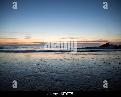 Sonnenuntergang in den nassen Sand am Strand porthtowan wider Stockfoto