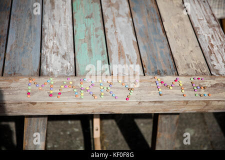 Schokolade Tropfen bilden die Phrase mich auf Holztisch heiraten Stockfoto