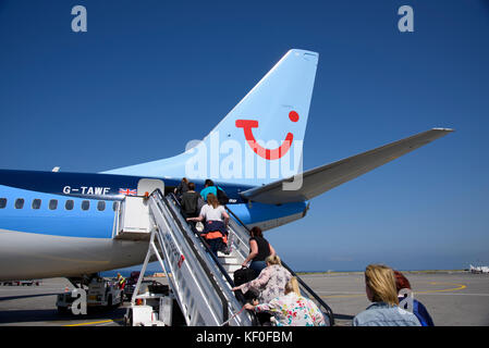 Passagiere, die am Flughafen Heraklion, Kreta, Griechenland, in eine Boeing 737-800 einsteigen. Stockfoto