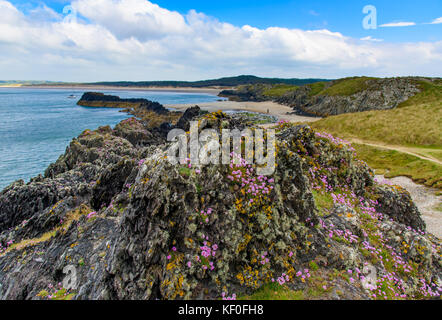 Blick von Llanddwyn Island in Richtung Malltreath Bay, Anglesey, North Wales. Stockfoto
