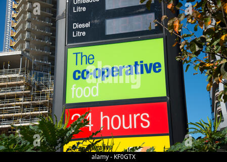 Das Co-operative Food-Schild in einem Restaurant, Kensington, London. Stockfoto